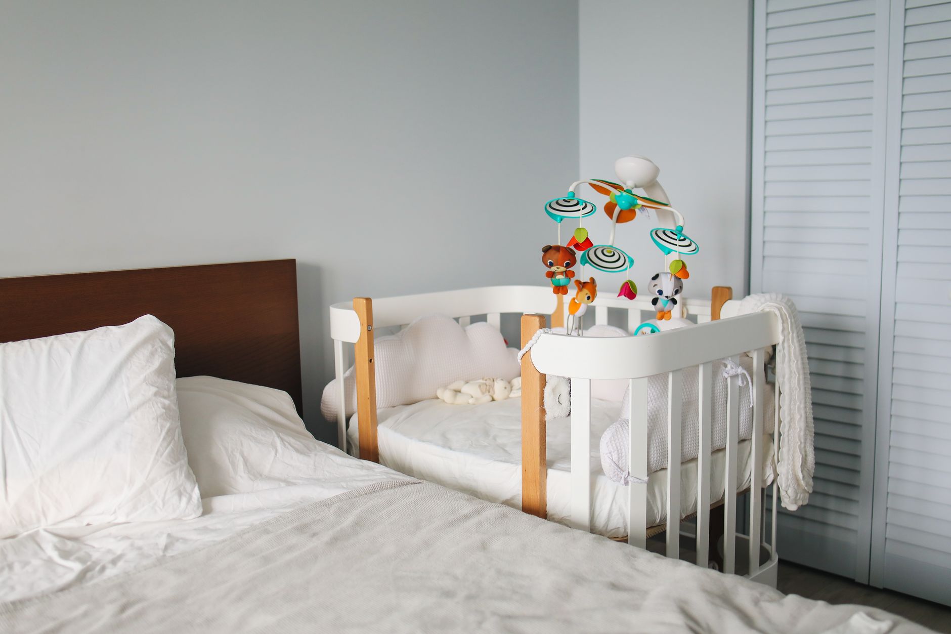 Crib beside parents' bed — room-sharing without bed-sharing